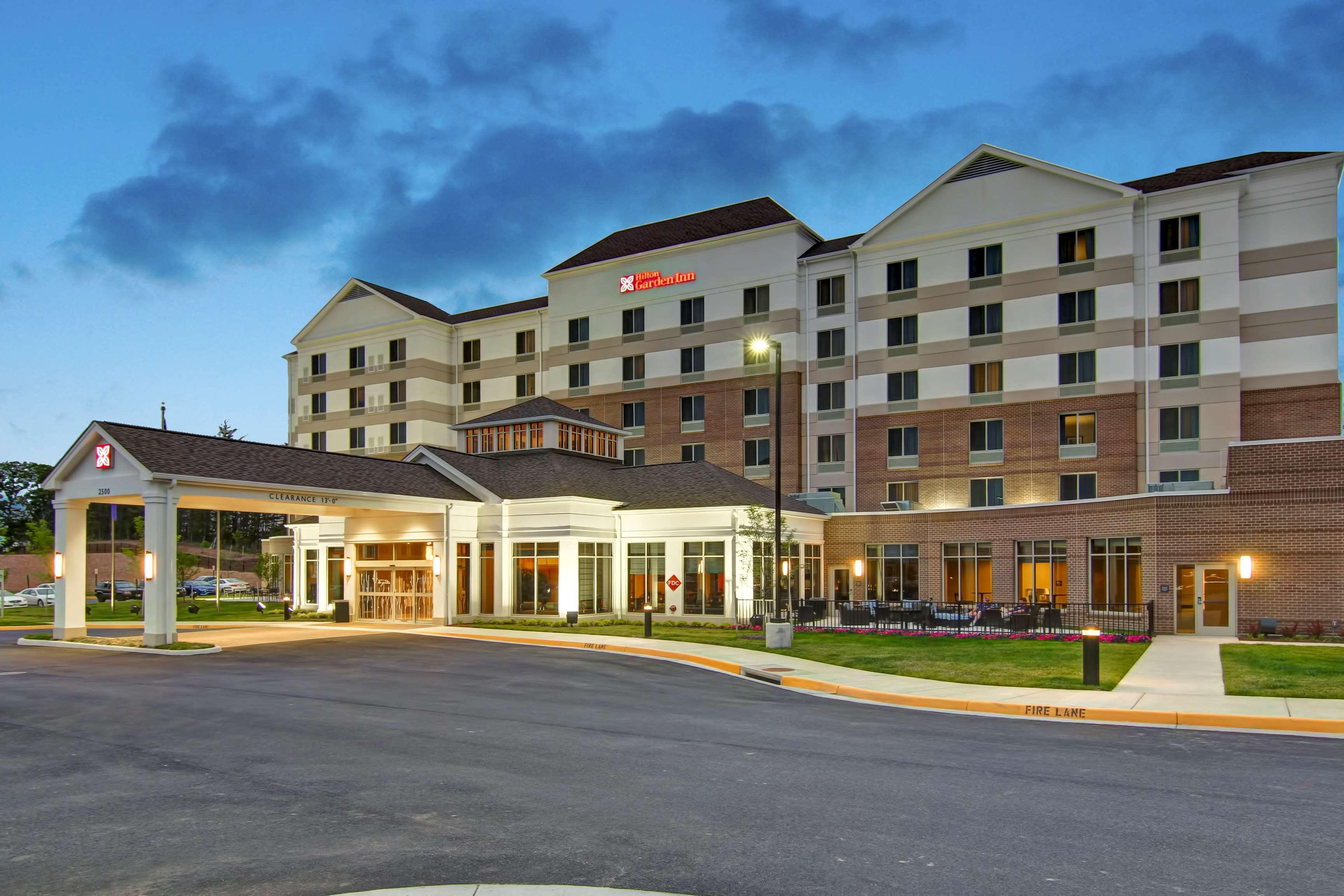 Hilton Garden Inn Удбридж Екстериор снимка